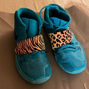 Nike sneakers blue boys 2.5 Good used condition